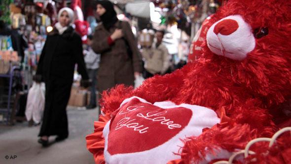فلانتاين دمشق: الوردة الحمراء بـ3500.. والمقاهي تغصّ بالعشاق