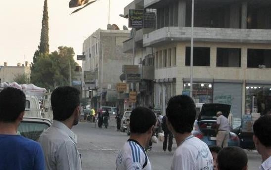 بعد استثناء داعش من الهدنة: أهالي الرقة خائفون من عنف القصف.. والتنظيم يمنع المدنيين من الهرب
