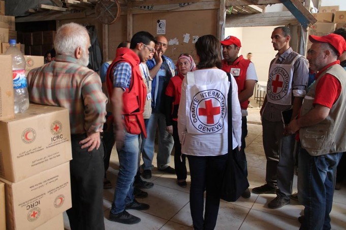 وفد من الصليب الأحمر يزور حي الوعر في حمص.. ويعد بمساعدات قريبة