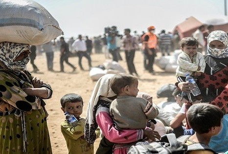 قصف روسي على ريف حمص.. وحدود أردنية مغلقة.. و15 ألف نازح يعانون في البادية