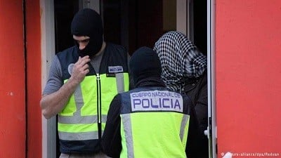 إسبانيا تصادر ملابس عسكرية “تكفي لجيش كامل” متجهة إلى داعش والنصرة