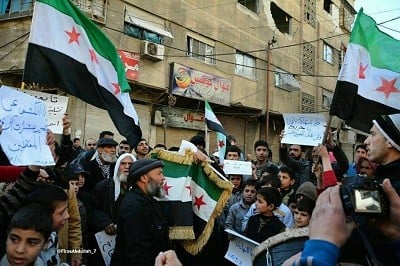 أهالي دوما يتظاهرون في “جمعة تجديد العهد”.. ويؤكدون استمرار الثورة