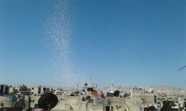 طيران النظام يلقي منشورات على الغوطة الشرقية تدعو لـ “حقن الدماء وطرد المسلحين”