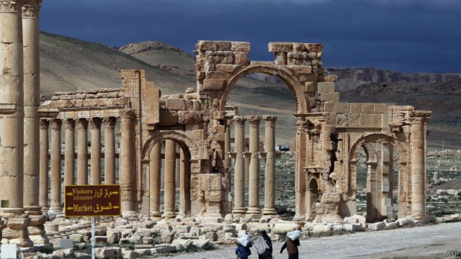 مدير المتاحف السورية يتعهد بإعادة بناء المواقع المتضررة في تدمر