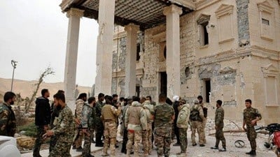 النظام يطالب الموظفين من أهالي تدمر بالعودة لمدينتهم “ليظهروا على الإعلام”