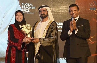 سيدة فلسطينية تحصل على جائزة أفضل معلّمة في العالم