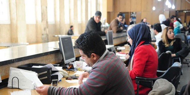 المركزي يسمح لشركات الصرافة بشراء الدولار بسعر قريب من السوق