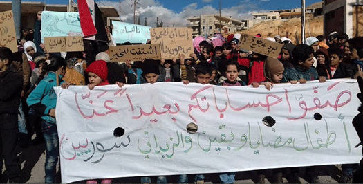 مضايا: مظاهرات يتقدمها الأطفال لإنهاء الحصار.. ووفاة رجل بالجلطة من الفرح لانسحاب روسيا