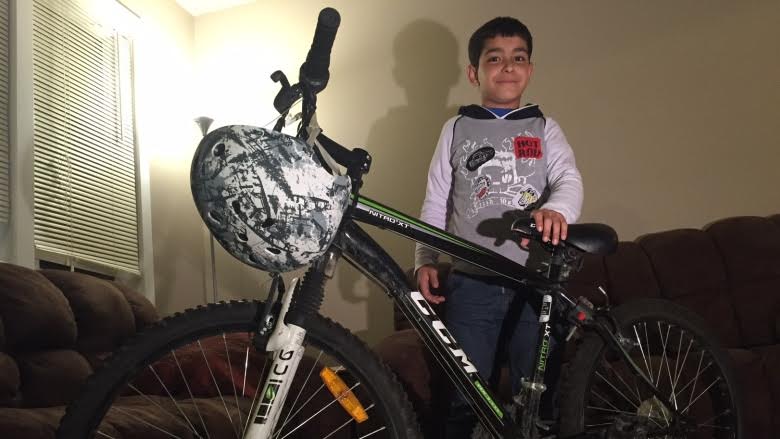 كنديان يستجيبان لرسالة طفل سوري لاجئ.. ويهديانه دراجة ابنهما المتوفي