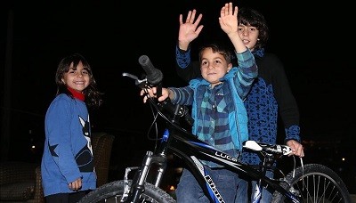 طفل سوري تعرض للضرب في إزمير: أردوغان يهديه دراجة.. وهو يقول “عفوت عن الذي ضربني”