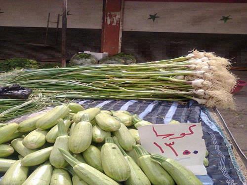 ارتفاع أسعار المواد الغذائية مع دخول رمضان في أحياء دير الزور المحاصرة