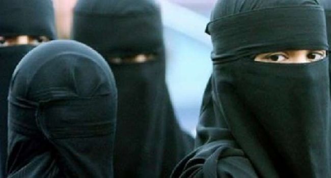 ديرالزور: عنصر من داعش يضرب امرأة بحجة “مخالفة اللباس الشرعي”