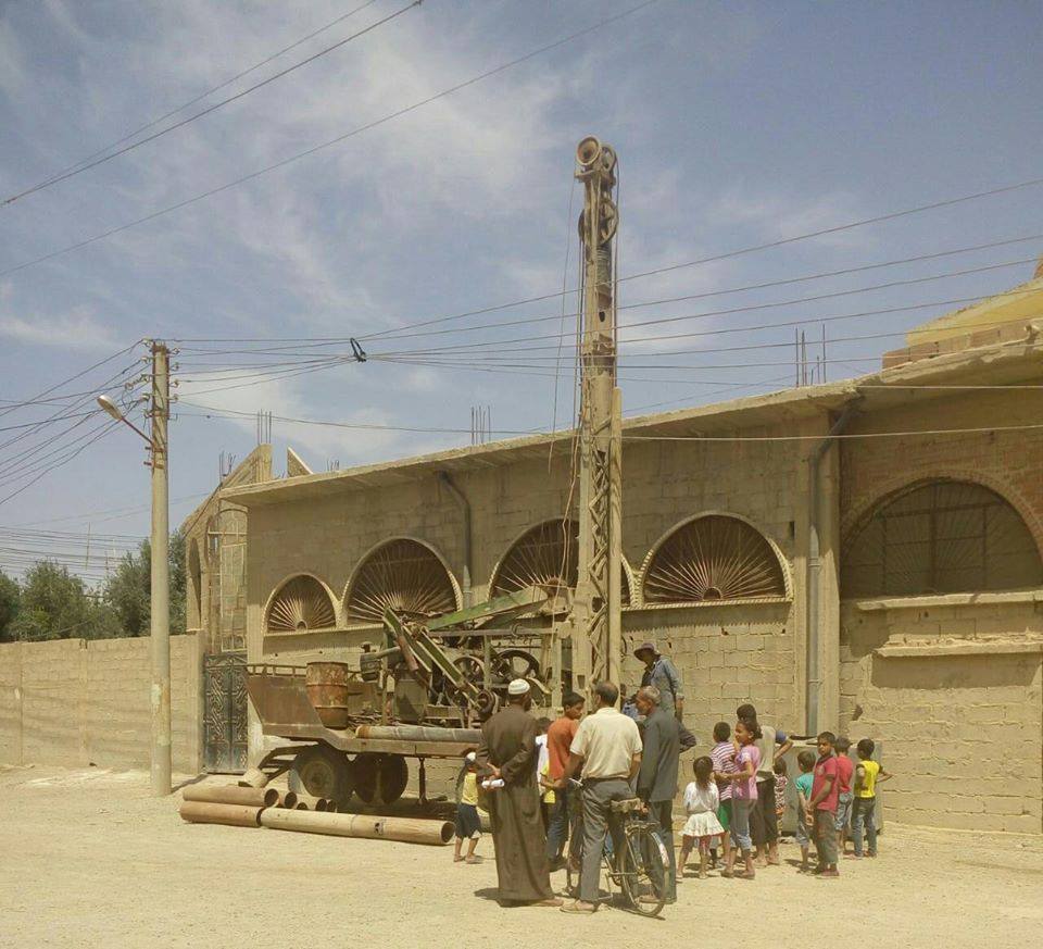 البدء بحفر آبار ضمن الآحياء المحاصرة في مدينة دير الزور