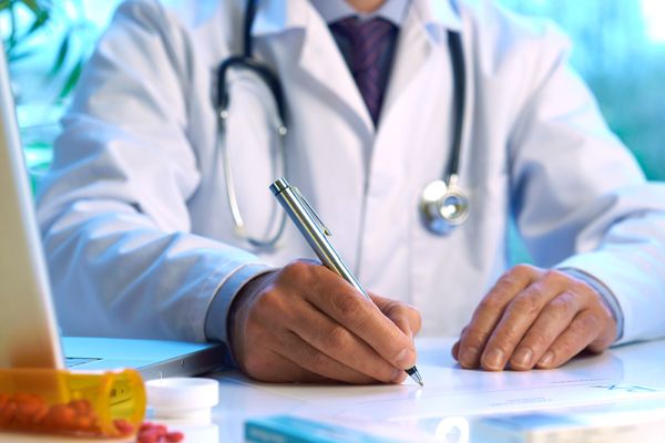 نقابة الأطباء تنوي رفع تسعيرة الكشف الطبي لـ1500 ليرة