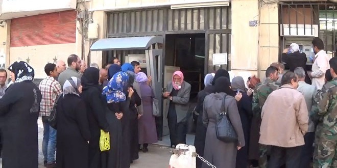 الصرافات الآلية تمنع موظفي حماه من استلام روراتبهم