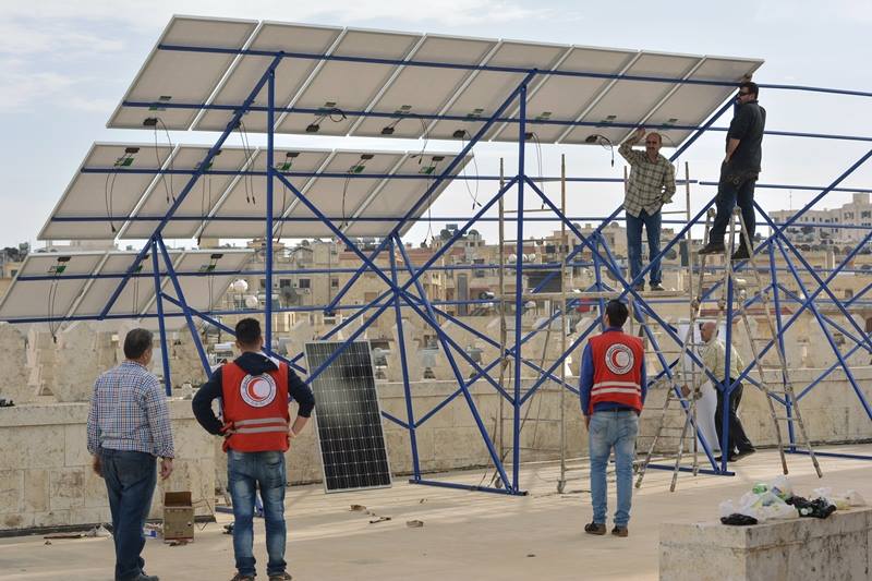 لانقطاع المياه والكهرباء المتكرر..الهلال الأحمر يفتتح مشاريع الطاقة الشمسية بمدينة حلب