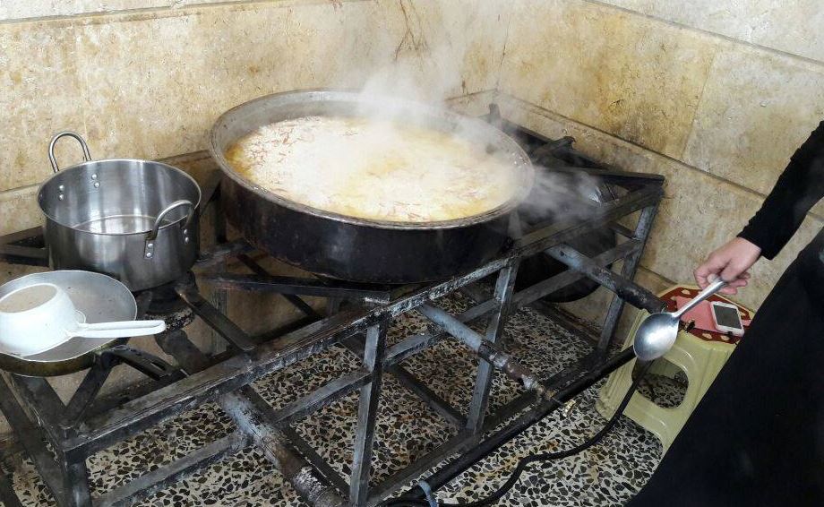 مطابخ ميدانية بإمكانيات ضعيفة .. تخدم أكثر من 20 ألف عائلة نازحة في إعزاز