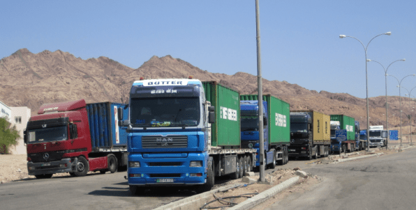 خشية تجميد أموالهم من المصرف المركزي. التجار يلجؤون للبنان لشحن وتخليص بضائعهم