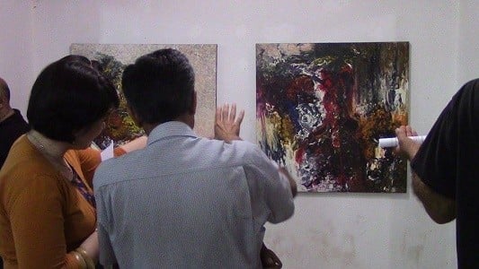 معرض تشكيلي في القامشلي استذكاراً لضحايا الشاحنة النمساوية وتضامناً مع ذويهم