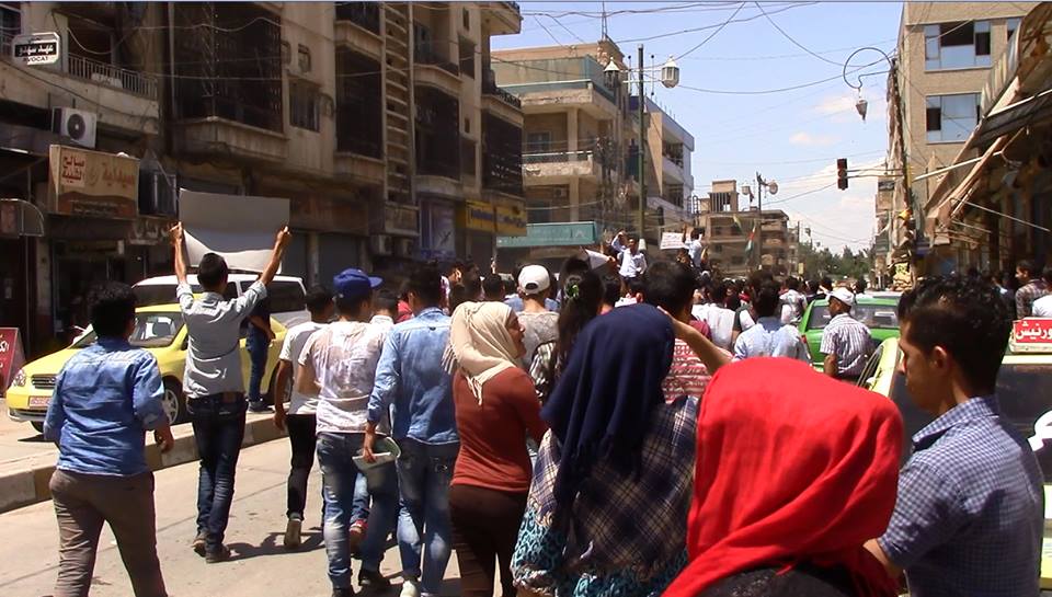 “الشعب يريد إسقاط القرار” مظاهرة طلابية تندد بنقل امتحانات الثانوية إلى الحسكة