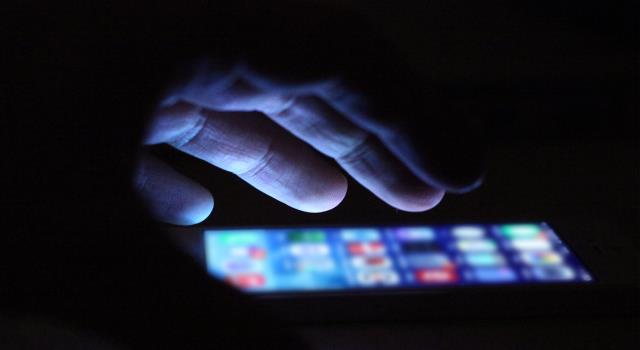 داعش يطلق تطبيقاً للهواتف المحمولة يعلم العربية للأطفال باستخدام صور عنيفة