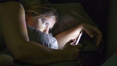 دراسة: الذين يستعملون هواتفهم قبل النوم يعانون من عدم الراحة خلال النهار