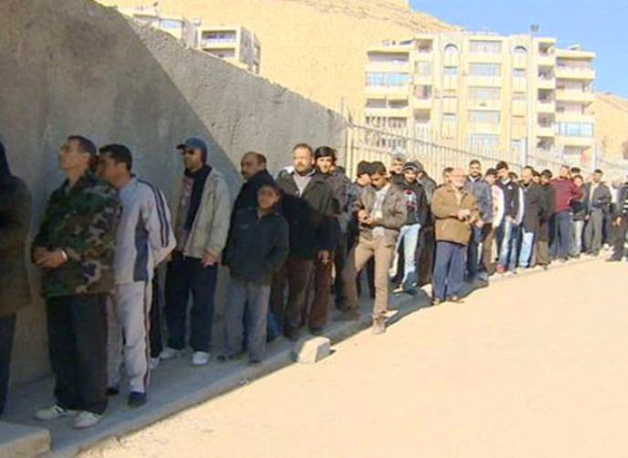 نقص بمادة الخبز بعد تعطل المطحنة الوحيدة بأحياء دير الزور المحاصرة