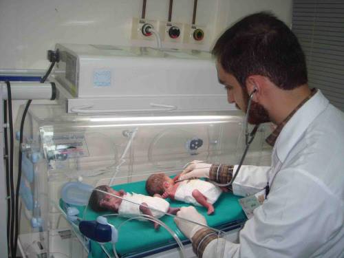 درعا : قلة حواضن الأطفال في مناطق المعارضة تدفع السكان للتوجه لمشافي النظام