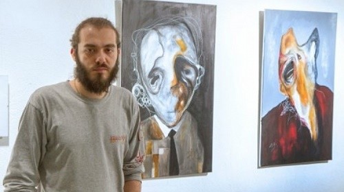 فنان سوري يقيم معرضاً في أوروبا بعد وصوله إليها بشهر واحد