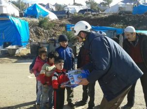 الدفاع المدني في مخيمات اللاذقية وإدلب.. جسر النازحين إلى الحياة