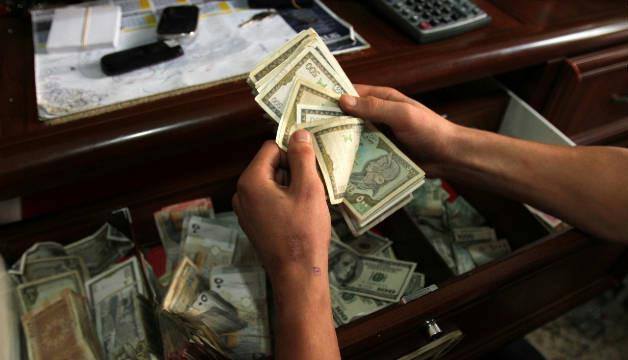 المركزي يخفض سعر التدخل مرة أخرى لـ590 ليرة