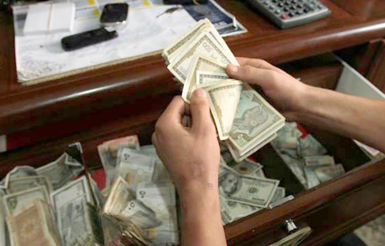 المركزي: المضاربون يطرحون كميات كبيرة من الدولار في السوق جراء خسائرهم