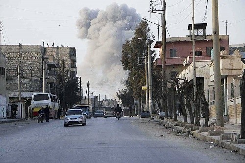حمص: قصف مكثف بالعنقودي والاسطوانات المتفجرة.. وسقوط قتلى في حي الوعر