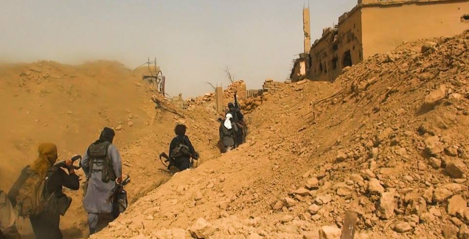 دير الزور: مقتل وإصابة عدد من الشبان أثناء قيامهم بعقوبة الحفر جراء قصف الطيران