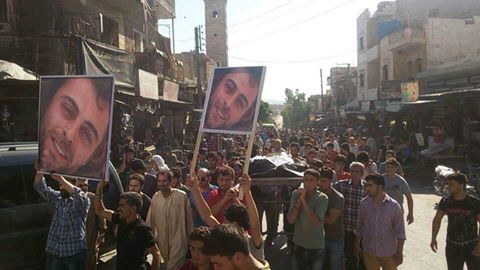 ناشطون: إمام مسجد كفرنبل يرفض الصلاة على خالد العيسى لاعتباره أنه “علماني مرتد”