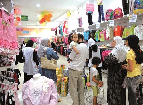 جزائريون يقدمون السلع للسوريين مجاناً بمناسبة العيد