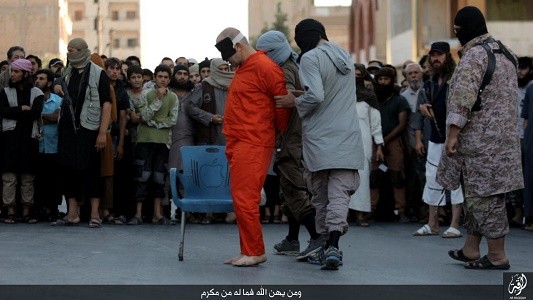 “الاستهزاء بالإسلام” تهمة جديدة تتسبب بإعدام شاب على يد داعش