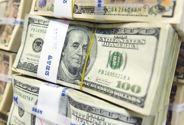 لهذا السبب انخفض سعر الدولار… ومحللون: “لعبة دنيئة” من المركزي