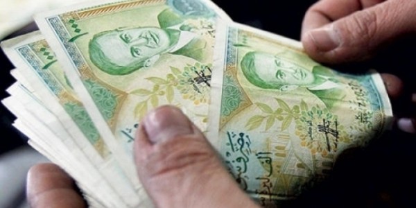 توقعات بصدور قرار زيادة رواتب الموظفين مقابل رفع سعر المشتقات النفطية