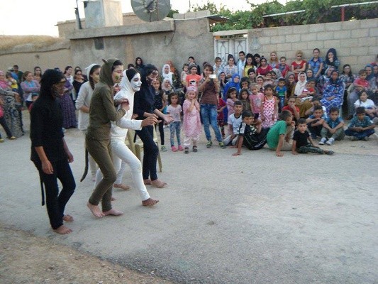 القامشلي:  فرقة شانو المسرحية تجري عرضاً في الهواء الطلق
