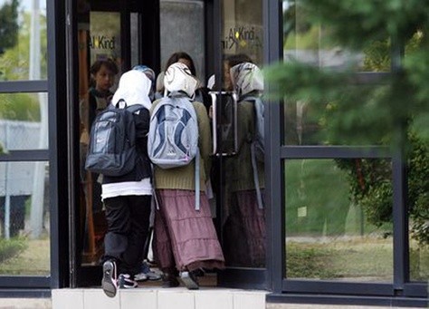 سويسرا تمنع الجنسية عن فتاتين مسلمتين لرفضهما السباحة مع الذكور بالمدرسة