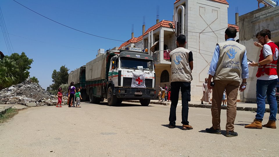 الصليب الأحمر يستكمل المساعدات إلى حي الوعر بحمص