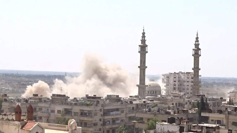مقتل طفلين جراء قصف بالنابالم الحارق على الوعر.. والأطباء يعالجون الحروق بالطين