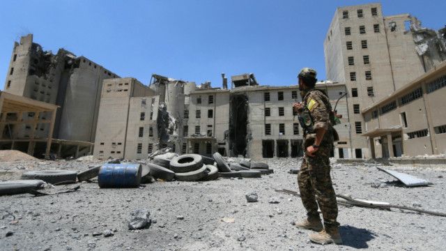ما لا يقل عن 678 مدنيّاً قتلوا بمعركة منبج.. نصفهم بغارات التحالف