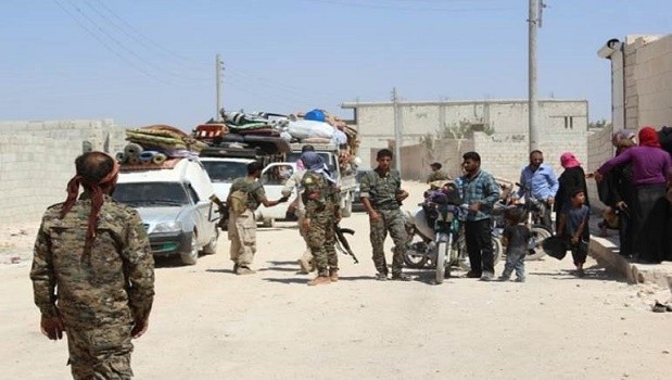 منبج: عناصر في قوات سوريا الديمقراطية يطالبون المدنيين بمقابل مادي لإزالة ألغام داعش
