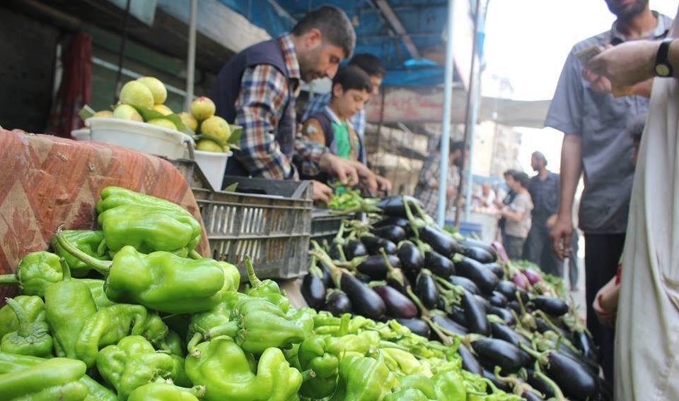 المساعدات تدخل إلى حلب بعد فك الحصار وسط نقص المشتقات الفنطية