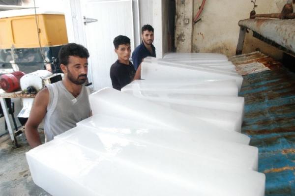القامشلي : انخفاض الطلب على ألواح الثلج رغم ارتفاع درجات الحرارة