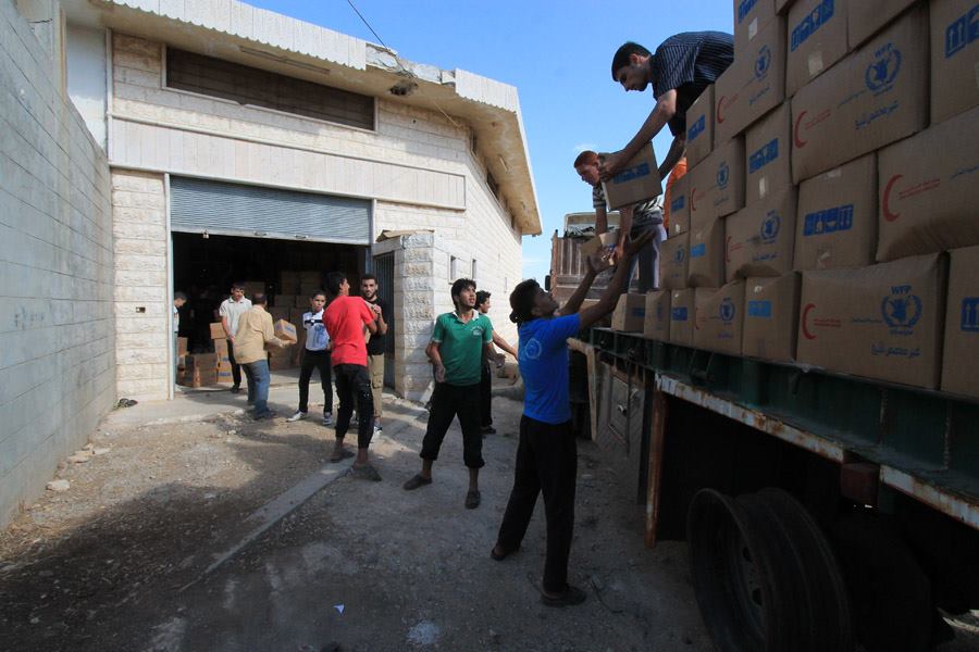 دخول قافلة مساعدات إنسانية إلى منطقة الحولة بريف حمص