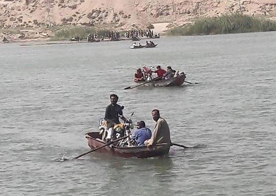 بعد تدمير التحالف للجسور بدير الزور: داعش يمنع الأهالي من استخدام القوارب إلا بإشرافه
