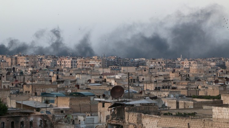 ثمانون قتيلاً مدنياً بهجمات النظام على حلب.. والجيش يقول إن طائراته “تقصف الإرهابيين بدقة”